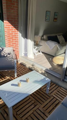 une chambre avec une table et un salon dans l'établissement Studio Le Corail avec terrasse, à Le Touquet-Paris-Plage