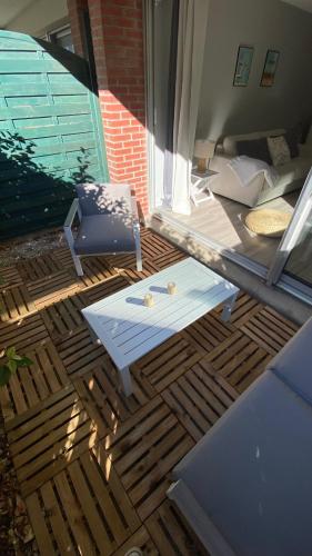 d'une terrasse avec une table et une chaise. dans l'établissement Studio Le Corail avec terrasse, à Le Touquet-Paris-Plage