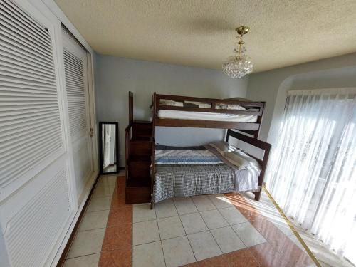 Un dormitorio con dos literas en una habitación. en Casa Bugambilia Guanajuato, en Guanajuato