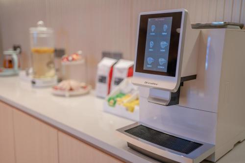 an iphone is attached to a machine on a counter at Zhangjiajie Homeinn Boutique Hotel in Zhangjiajie