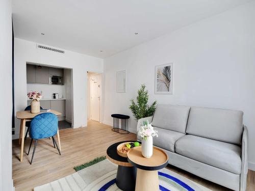 un salon avec un canapé et une table dans l'établissement Modern apartment - 1BR 4P - Sacré-C ur, à Paris