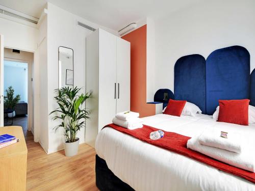 une chambre avec un grand lit avec une tête de lit bleue dans l'établissement Modern apartment - 1BR 4P - Sacré-C ur, à Paris