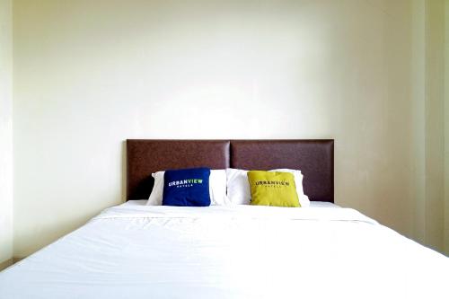 a bed with two pillows on top of it at Urbanview Resort Villa Andy Tour Cisarua Puncak in Sampal 2