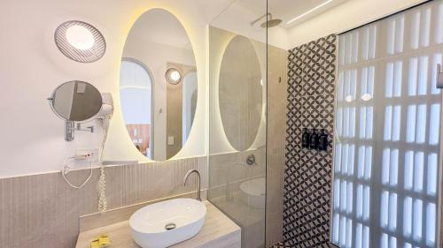 a bathroom with a sink and a mirror at Casa Bugó Arsenal Hotel Boutique en Getsemaní in Cartagena de Indias