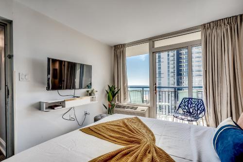 Ένα ή περισσότερα κρεβάτια σε δωμάτιο στο Breathtaking View from 3 Private Balconies 12th Floor