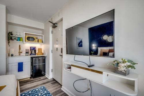 Η κουζίνα ή μικρή κουζίνα στο Breathtaking View from 3 Private Balconies 12th Floor