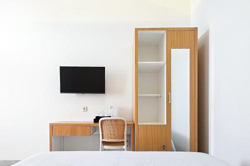 Μια τηλεόραση ή/και κέντρο ψυχαγωγίας στο Urbanview MJ Hotel Syariah Cirebon by Reddoorz