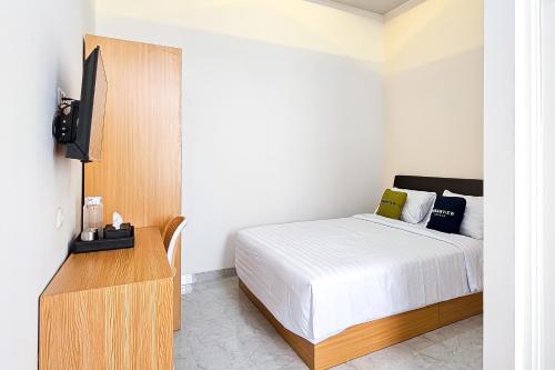 Ένα ή περισσότερα κρεβάτια σε δωμάτιο στο Urbanview MJ Hotel Syariah Cirebon by Reddoorz