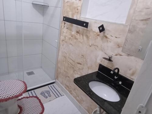 Un baño con lavabo y ducha en Marcos, en Cabo Frío
