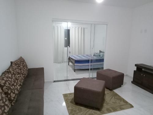 una sala de estar con un sofá y una cama en Marcos, en Cabo Frío