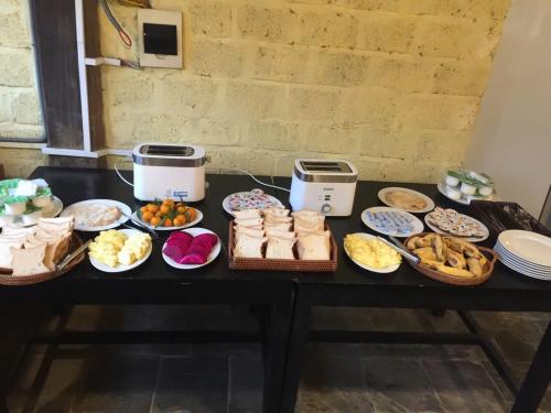 un tavolo apparecchiato con tanti tipi diversi di cibo di Mai Chau Villas a Mai Châu