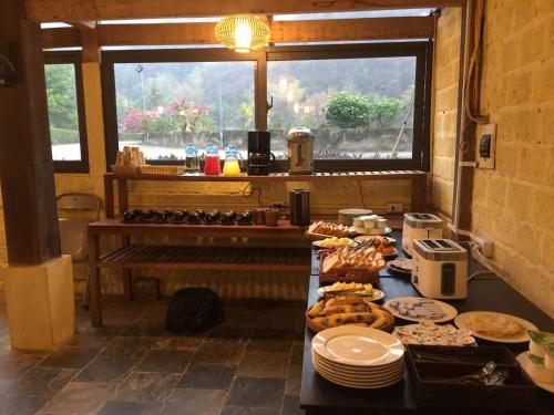una cucina con un tavolo con del cibo sopra di Mai Chau Villas a Mai Châu