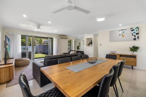 Imagen de la galería de Very well presented 3 bedroom home welcoming 8 guests and the dog is allowed too, en Mooloolaba