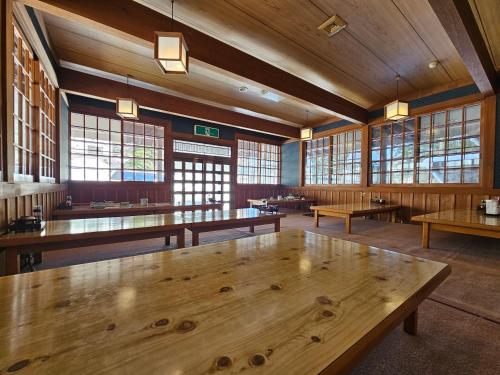 白馬村にあるTokiwa-Teiの木製テーブルと窓が備わる広い客室です。