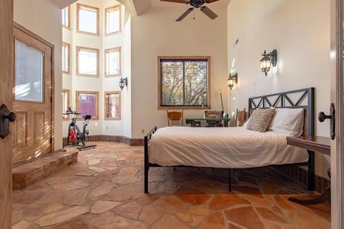 Ένα ή περισσότερα κρεβάτια σε δωμάτιο στο 14 Guests 5BR 2BA At-Home Gym & Spacious Living