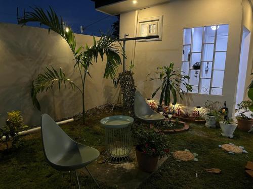 a group of chairs in a yard with plants at La casita de alado in Aguacatal