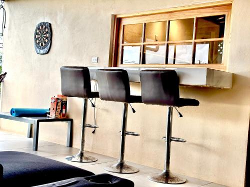 two bar stools in a room with a counter at Blu House Nature & Tours in Chachagua
