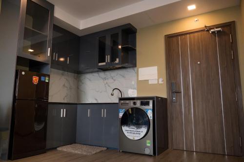 a kitchen with a washing machine and a refrigerator at C-S-J TOWER - Luxury Near Beach Apartments - Căn Hộ Du Lịch Cạnh Biển Thành Phố Biển Vũng Tàu in Vung Tau