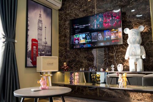 a waiting room with a tv and a table with a table at C-S-J TOWER - Luxury Near Beach Apartments - Căn Hộ Du Lịch Cạnh Biển Thành Phố Biển Vũng Tàu in Vung Tau