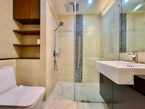 Koupelna v ubytování Escape Condominiums Beachfront Suites - Mae Phim