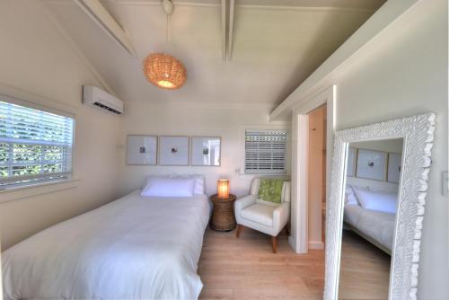Un dormitorio con una cama grande y una silla. en Old Town Main House Guest House Close To Duval, en Key West