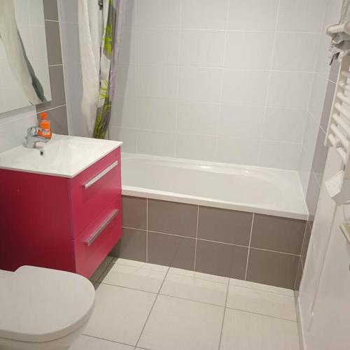 La salle de bains est pourvue de toilettes, d'un lavabo et d'une baignoire. dans l'établissement Studio du Quai, à Château-Thierry