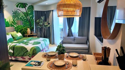 sala de estar con cama y mesa con comida en Dominiks Green Heaven Epic Ocean View Tambuli Pool, en Lapu Lapu City