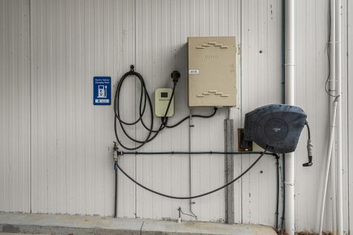 a hose hooked up to a box on the side of a building at Crows Nest Tourist Park in Crows Nest