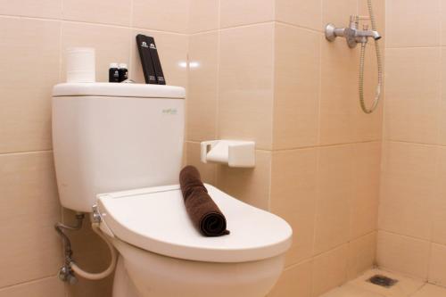 Koupelna v ubytování Comfort Studio Room at Oasis Cikarang Apartment By Travelio