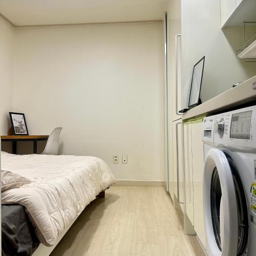 Ένα ή περισσότερα κρεβάτια σε δωμάτιο στο SS Cosy single studio near Sindaebangsamgeori station