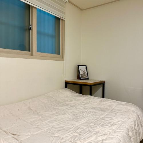 Ένα ή περισσότερα κρεβάτια σε δωμάτιο στο SS Cosy single studio near Sindaebangsamgeori station