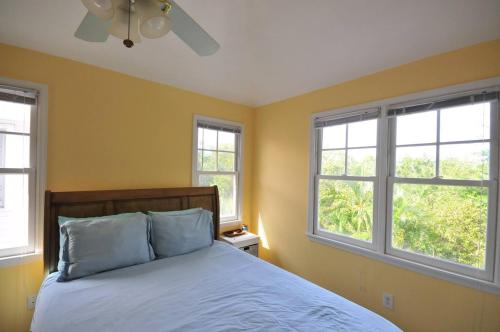 Ένα ή περισσότερα κρεβάτια σε δωμάτιο στο Joan's Caribbean Hideaway