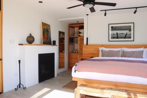 a bedroom with a bed and a fireplace at Aviva Hotel in Tzununá