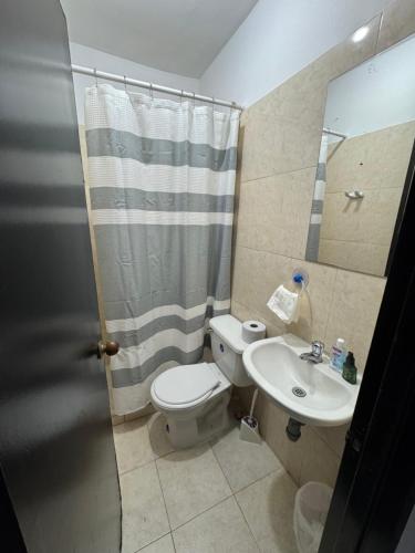 un bagno con WC e lavandino di Punto base aérea a Cali