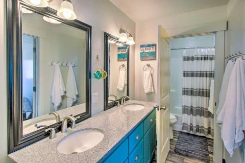 Un baño con dos lavabos y un espejo grande. en Blue Water at Bear Lake, en Fish Haven