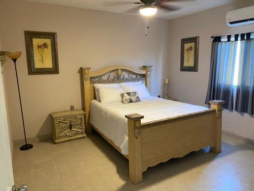 ein Schlafzimmer mit einem Bett und einer Lampe darin in der Unterkunft Casa Miguel Hidalgo 6 Bedroom, 4 Bath for 20 people in Puerto Peñasco