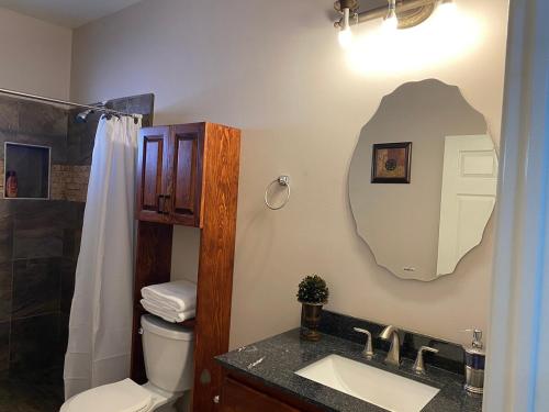 ein Badezimmer mit Waschbecken, Toilette und Spiegel in der Unterkunft Casa Miguel Hidalgo 6 Bedroom, 4 Bath for 20 people in Puerto Peñasco