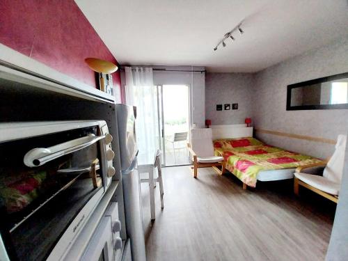 Cet appartement comprend une chambre avec un lit et une fenêtre. dans l'établissement Studio confortable avec WiFi, parfait pour 2 personnes - FR-1-553-297, à Balaruc-les-Bains
