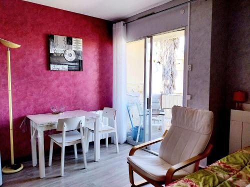 - un salon avec une table à manger, une table et des chaises dans l'établissement Studio confortable avec WiFi, parfait pour 2 personnes - FR-1-553-297, à Balaruc-les-Bains