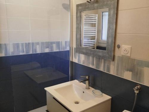 une salle de bain avec un lavabo et un miroir dans l'établissement Studio cabine climatisé avec piscine et parking à Bormes-les-Mimosas - FR-1-610-105, à Bormes-les-Mimosas