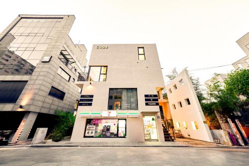YT Tailored Service Home near Hongik Univ Station