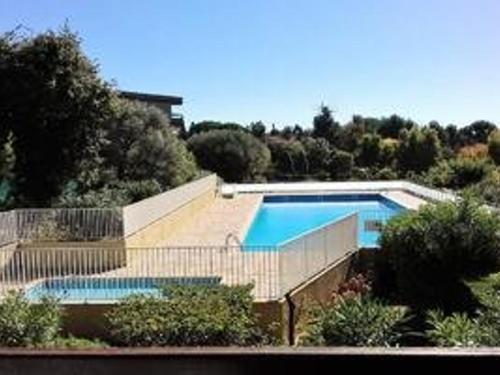 un grand bâtiment avec piscine dans l'établissement Studio cabine climatisé avec piscine et parking à Bormes-les-Mimosas - FR-1-610-105, à Bormes-les-Mimosas