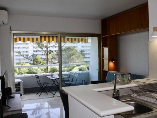 - une cuisine avec vue sur un appartement dans l'établissement Studio moderne rénové, 4 couchages, proche plage - FR-1-252A-132, à Villeneuve-Loubet