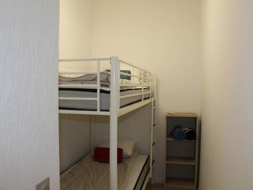 une petite pièce avec deux lits superposés dans l'établissement Studio moderne rénové, 4 couchages, proche plage - FR-1-252A-132, à Villeneuve-Loubet