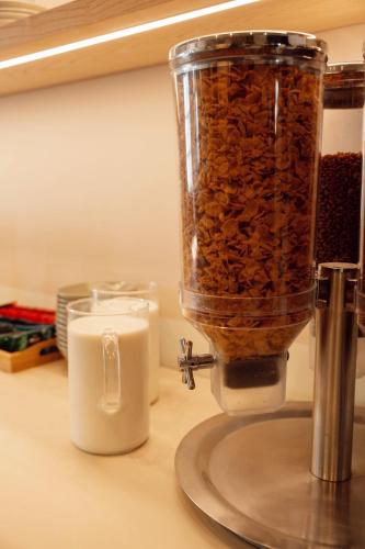 a blender on a counter with some food in it at Hotel Taray Botanico in Órgiva