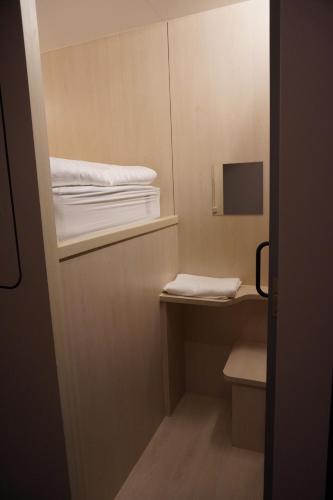 Habitación pequeña con litera y espejo. en NapzBox, en Petaling Jaya