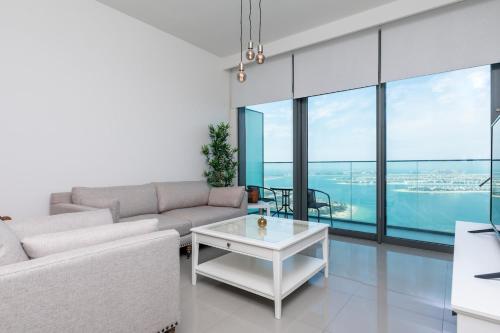 Luxurious 2BR Apt with Pool, Gym & Sea Views