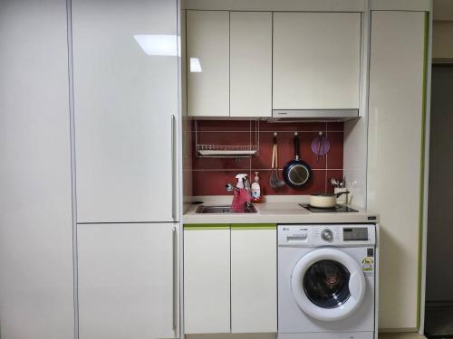Η κουζίνα ή μικρή κουζίνα στο SS Cosy single studio near Sindaebangsamgeori station