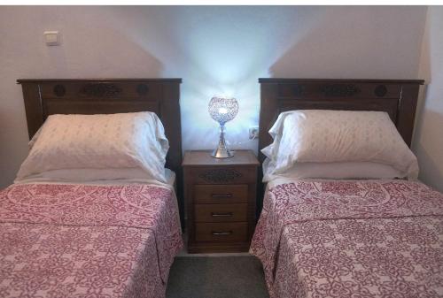 Postel nebo postele na pokoji v ubytování Ziryab Room