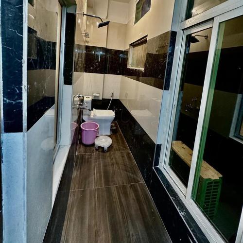 Hotel The Galaxy near Udaipur Airportにあるバスルーム